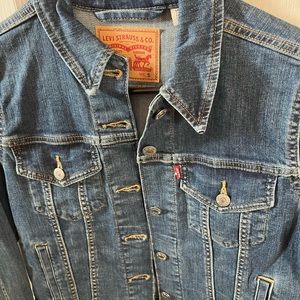 Levi’s jean jacket for women in excellent condition.